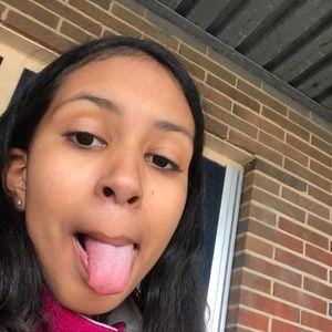 Meet your Posher, Naima